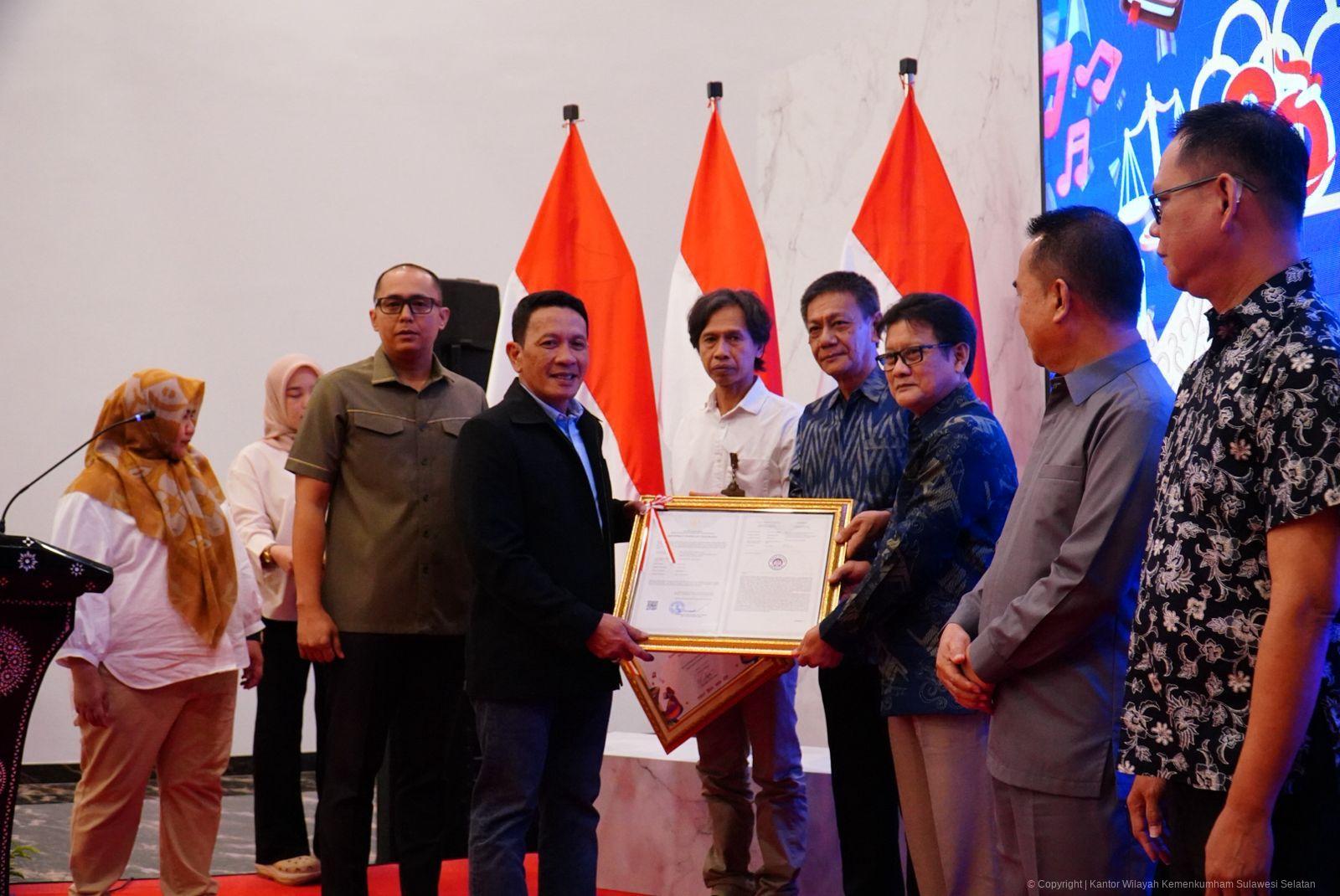 Kakanwil Andi Basmal Serahkan Sejumlah Sertifikat Kekayaan Intelektual di Momentum Hari Pengayoman ke-80