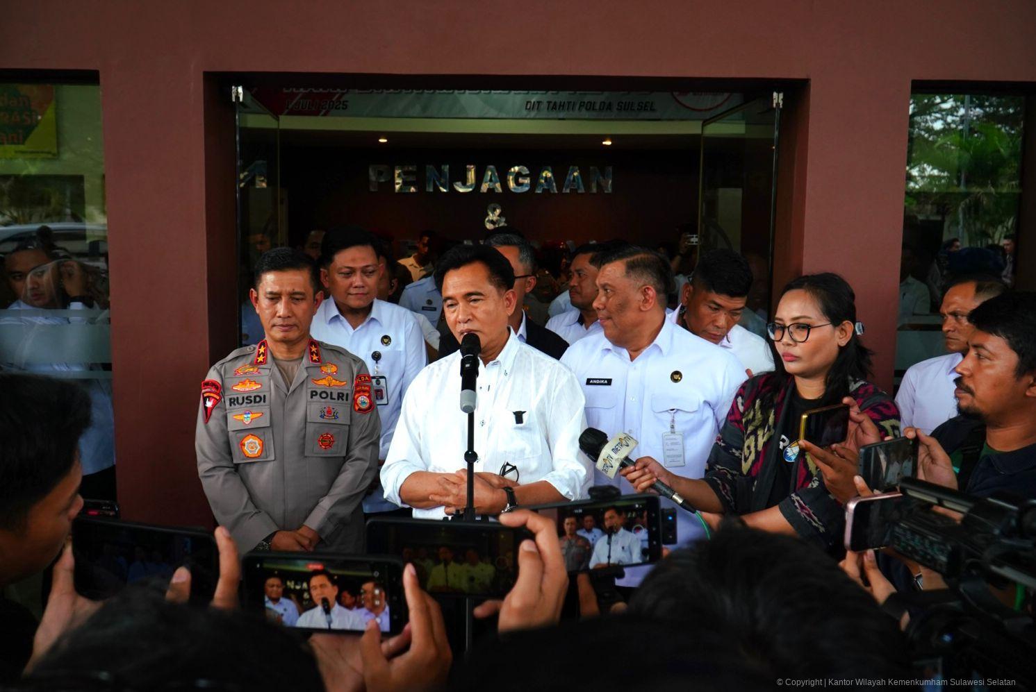 Dengar Suara Tahanan Unjuk Rasa, Menko Yusril Jamin Perlakuan Adil di Polda Sulsel