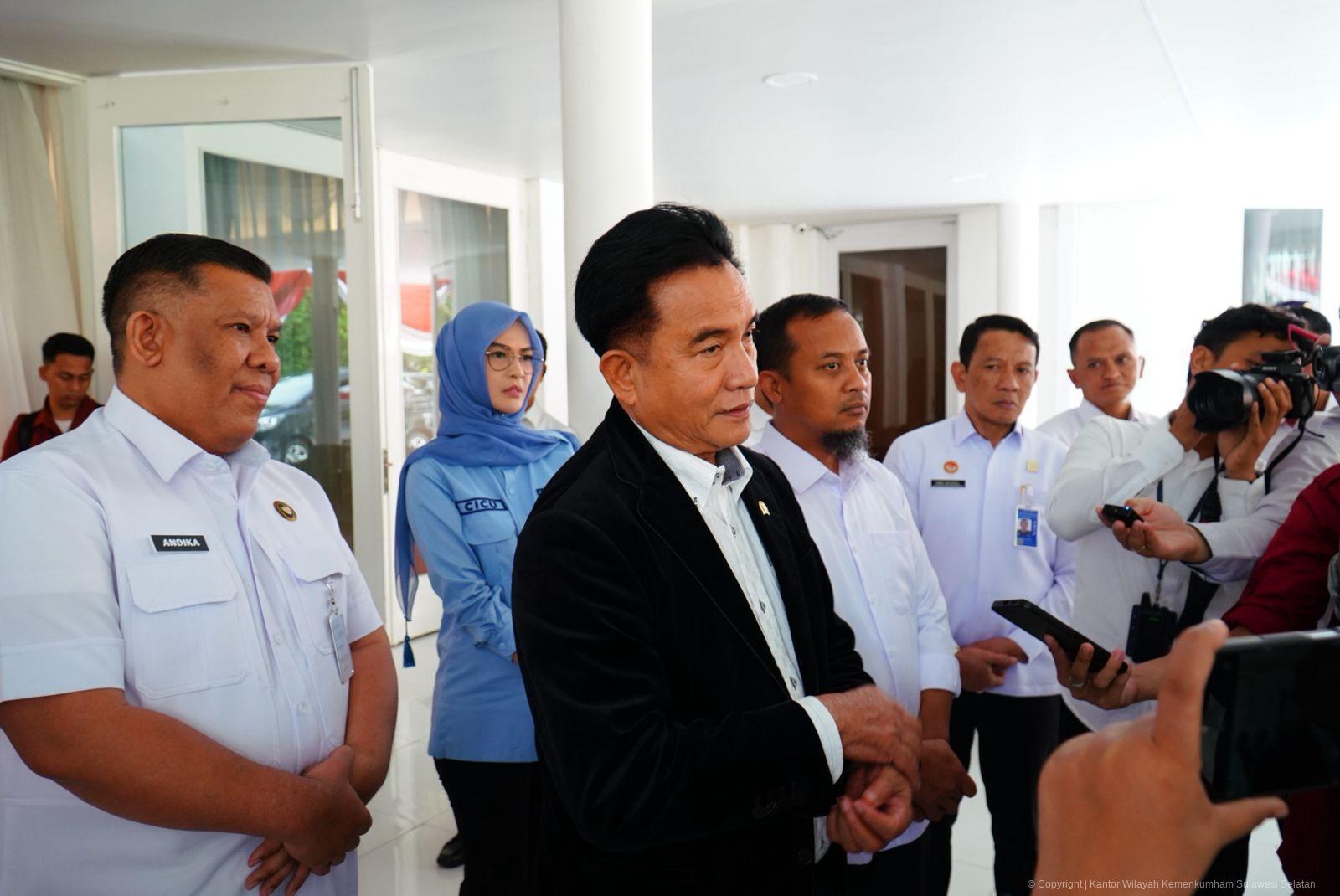 Menko Yusril Pastikan Penegakan Hukum Pasca Kerusuhan Makassar Berjalan Sesuai Aturan dan Menjunjung HAM