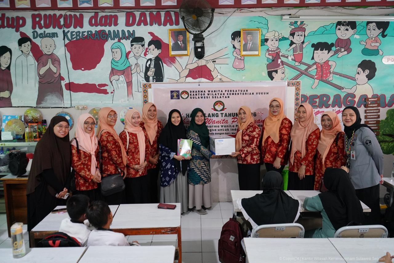 Peringati HUT ke-26, DWP Kanwil Kemenkum Sulsel Gelar Bakti Sosial di Sekolah