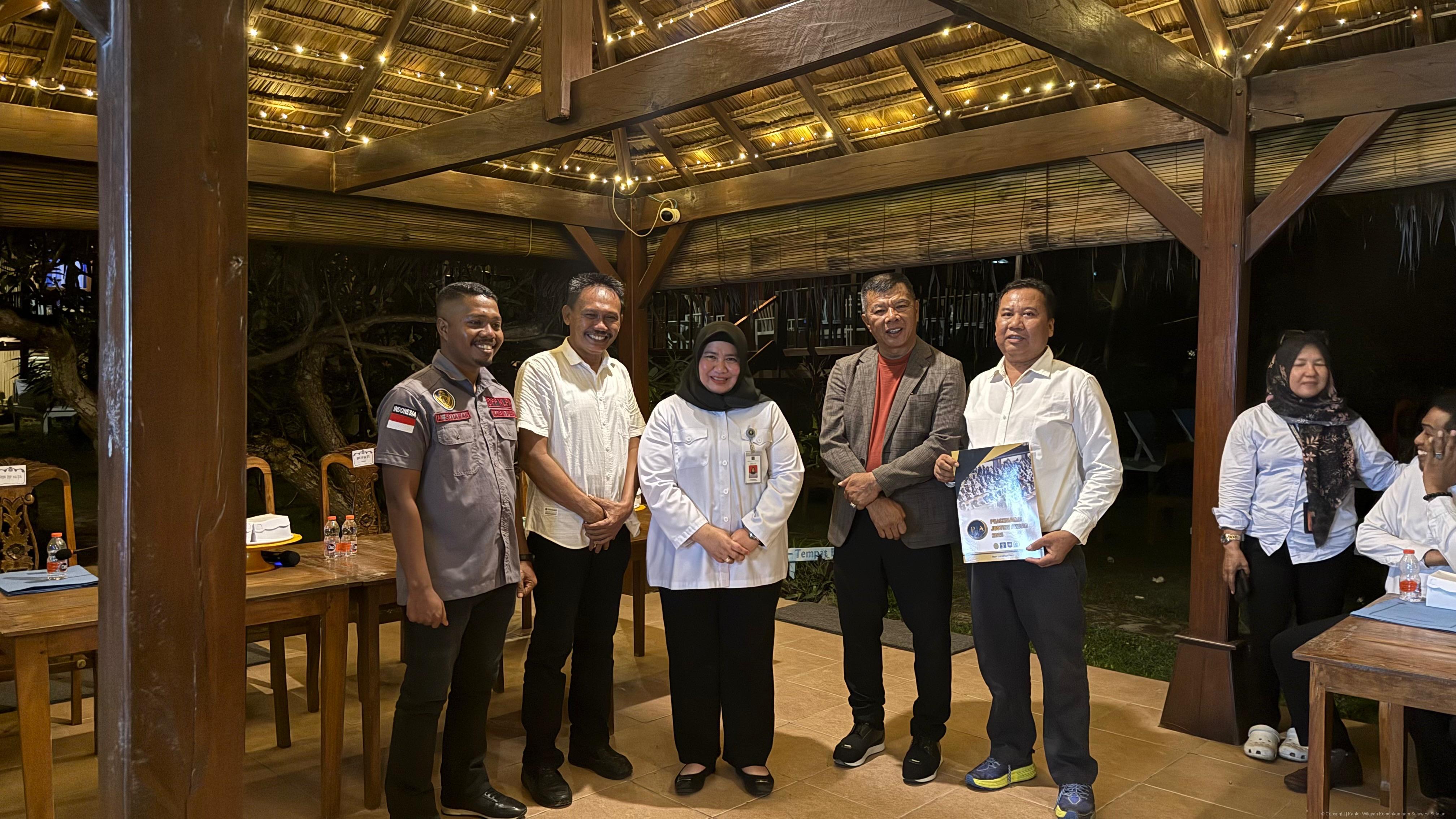 Kanwil Kemenkum Sulsel Serahkan Sertifikat dan Pin Non Litigation Peacemaker, Bentuk Apresiasi Kepada Alumni Paralegal Justice Award