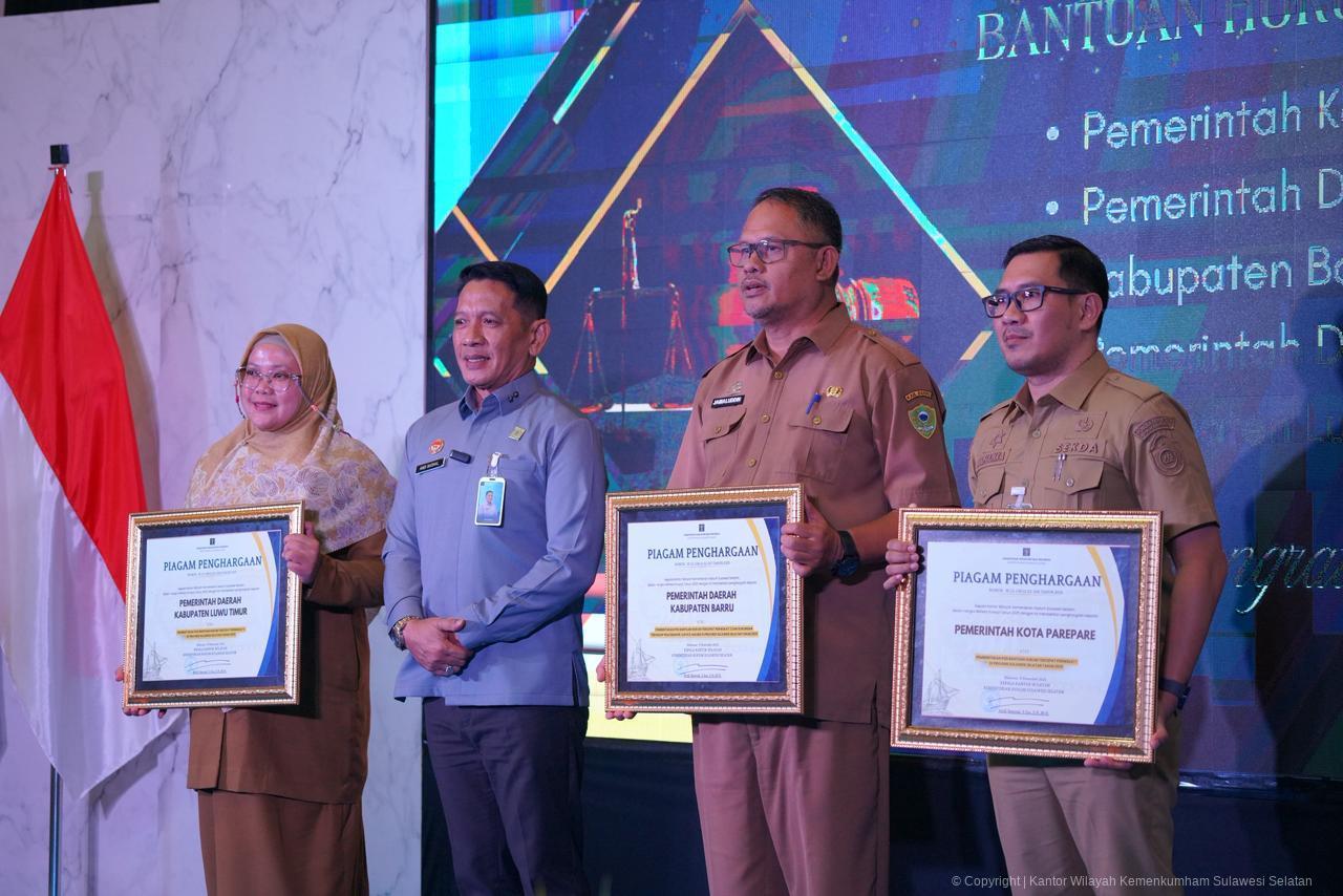 Momentum Refleksi Kinerja, Kanwil Kemenkum Sulsel Berikan Penghargaan ke Sejumlah Mitra Strategis