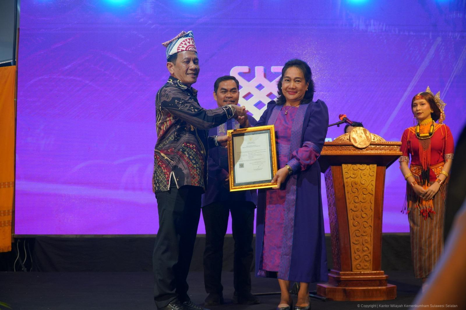 Kemenkum Sulsel Serahkan Dua Sertifikat Hak Cipta Karya Budaya Toraja