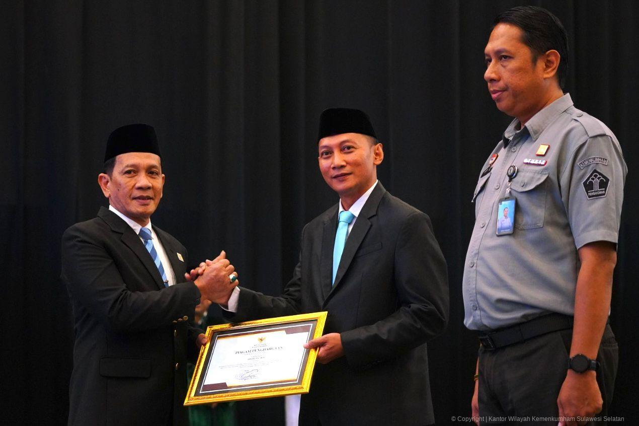 Kakanwil Kemenkum Sulsel Serahkan Dua Penghargaan Menteri Hukum atas Inovasi Layanan Publik