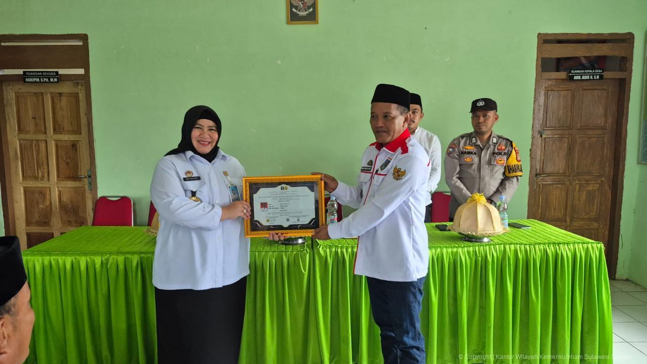 Kanwil Kemenkum Sulsel Dorong Penyelesaian Sengketa Nonlitigasi, Kades Taring Terima Sertifikat Peacemaker Training