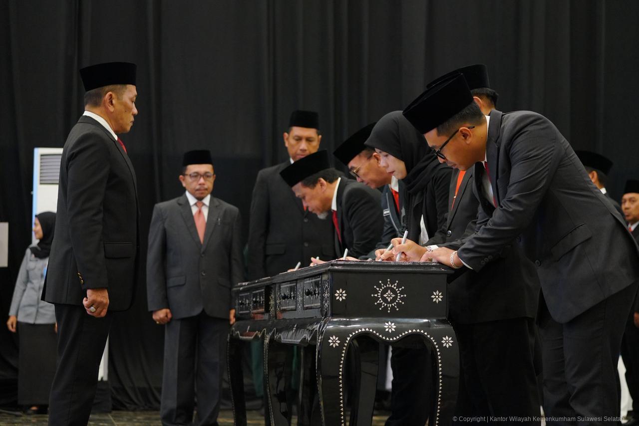 Kakanwil Kemenkum Sulsel Lantik dan Ambil Sumpah Anggota MPDN di Sejumlah Daerah