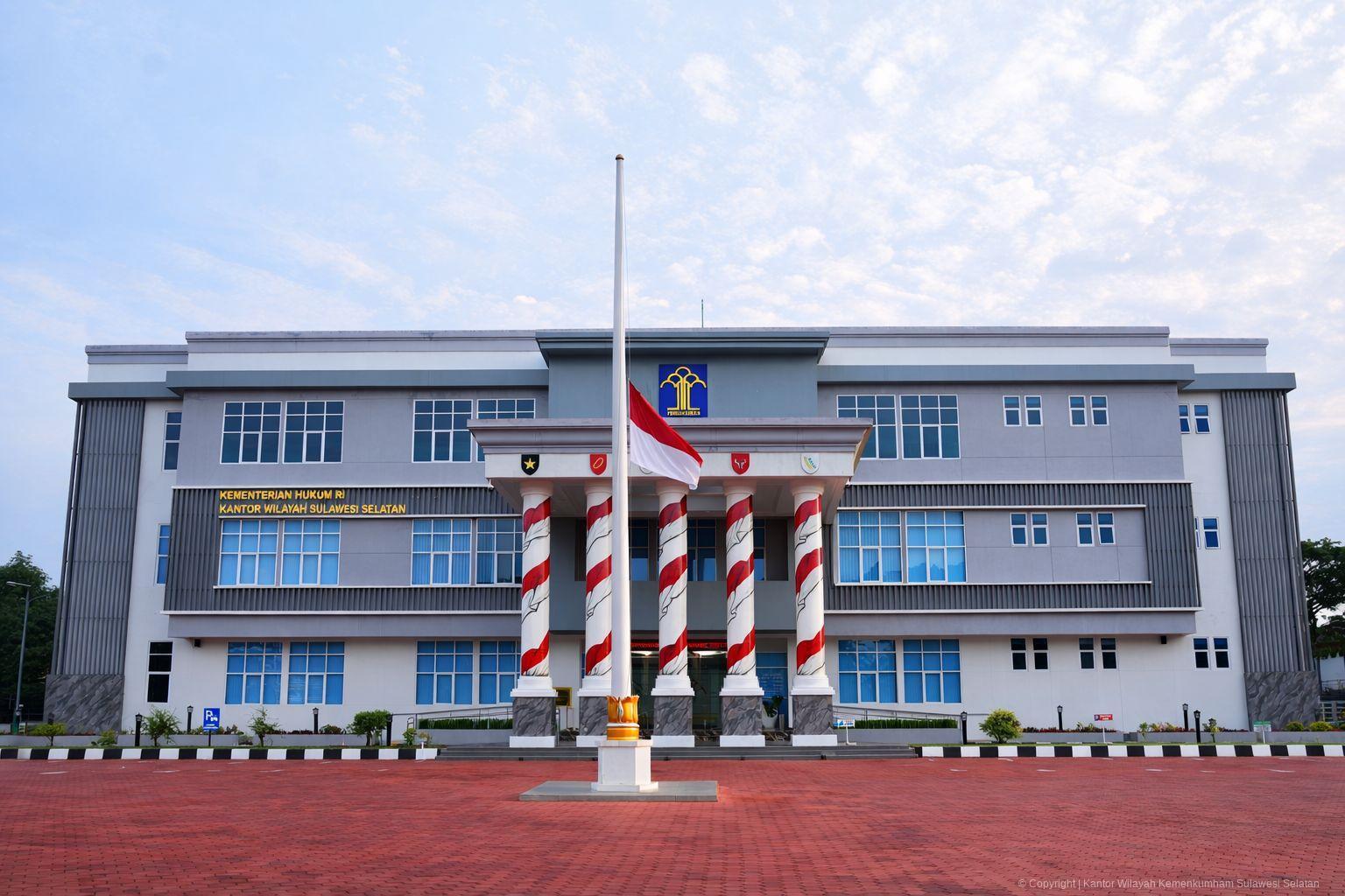 Bendera Setengah Tiang Dikibarkan, Bentuk Penghormatan Kanwil Kemenkum Sulsel Kepada Mendiang Try Sutrisno
