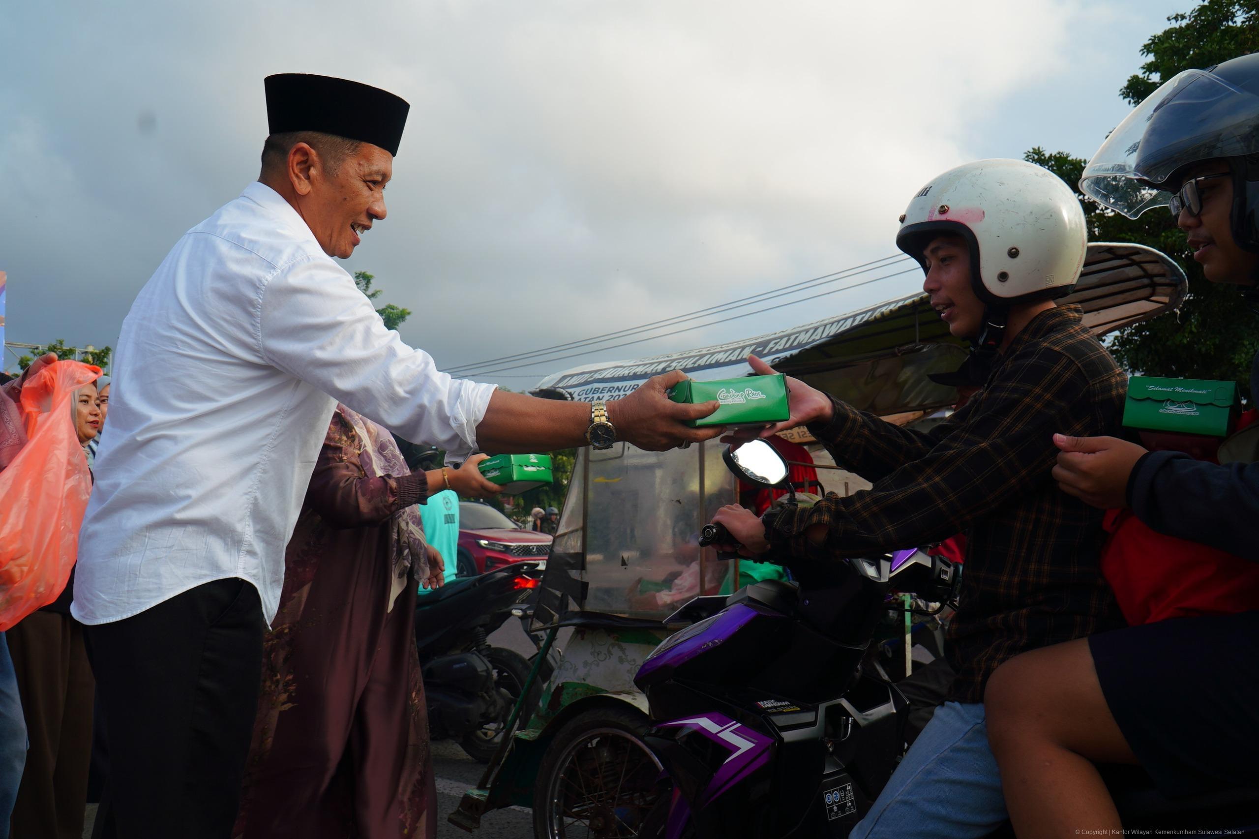 Kakanwil Kemenkum Sulsel dan DWP Kanwil Sulsel Berbagi Takjil, Tebar Berkah Ramadan