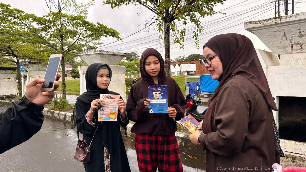 Momen Ramadan, Kanwil Kemenkum Sulsel Bagi Takjil Sekaligus Edukasi Hukum di Lapangan Syekh Yusuf Gowa