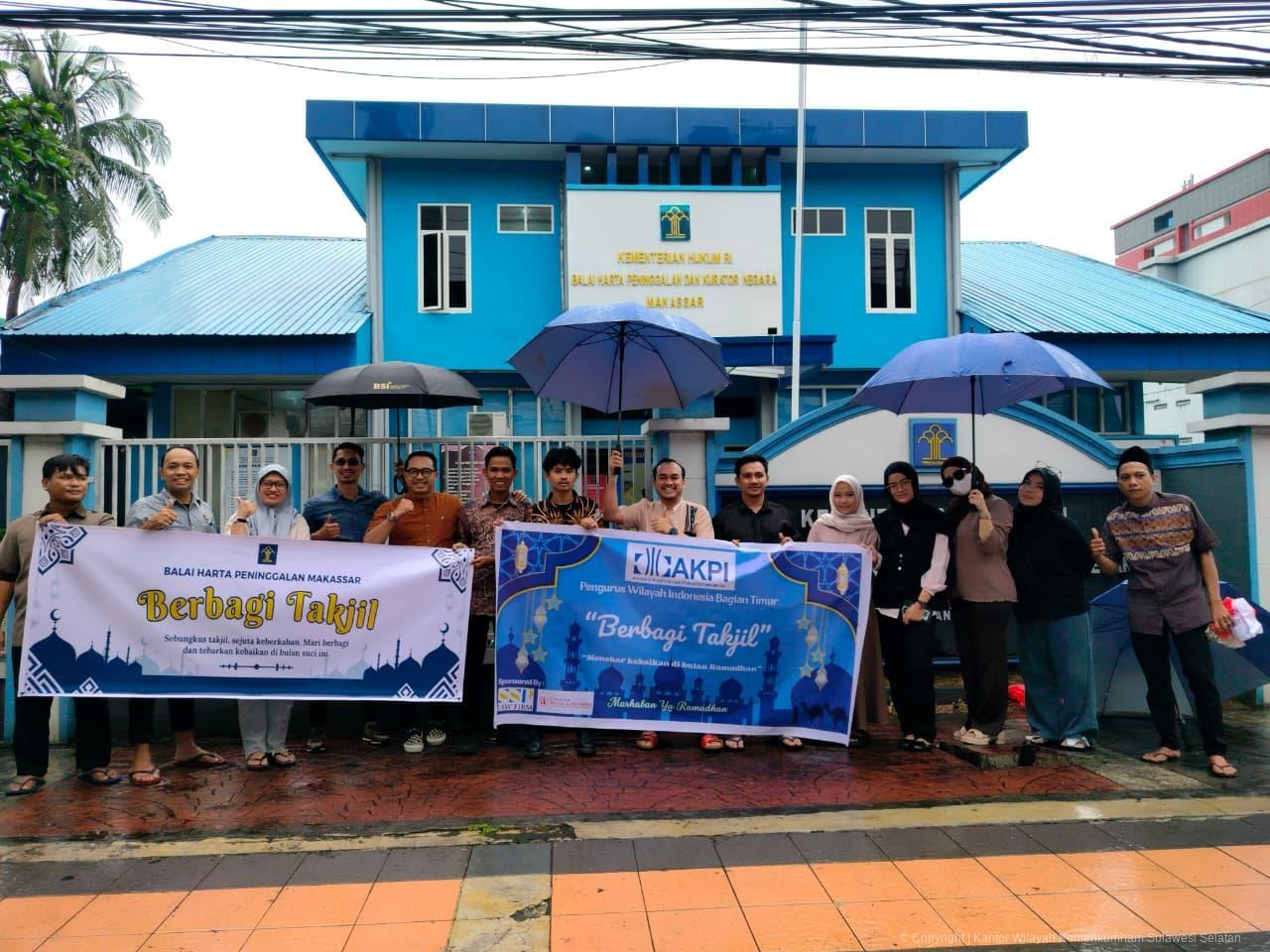 AKPI Wilayah Indonesia Timur Bersama BHP Makassar Berbagi Takjil kepada Pengguna Jalan