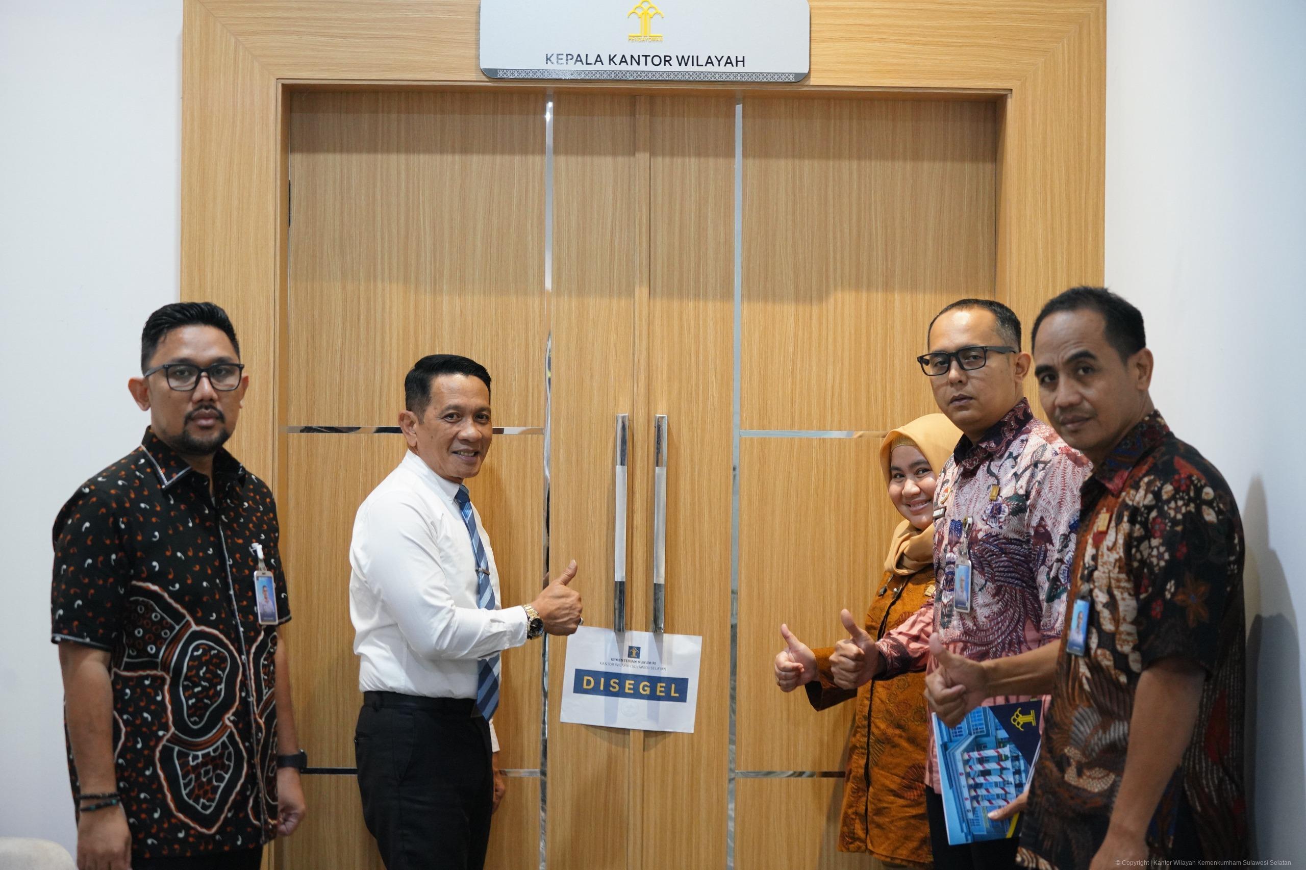 Kanwil Kemenkum Sulsel Sterilkan Ruang Kerja Jelang Masa Libur Nasional dan Cuti Bersama