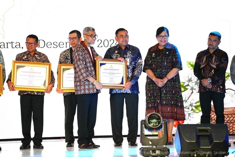 Berperan Aktif Tingkatkan Permohonan IG Kanwil Kemenkumham Sulsel Terima Penghargaan dari Menkum RI