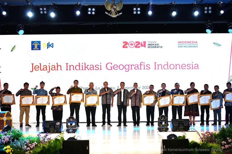 Berperan Aktif Tingkatkan Permohonan IG Kanwil Kemenkumham Sulsel Terima Penghargaan dari Menkum RI1