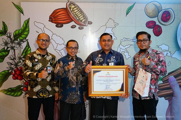 Berperan Aktif Tingkatkan Permohonan IG Kanwil Kemenkumham Sulsel Terima Penghargaan dari Menkum RI4