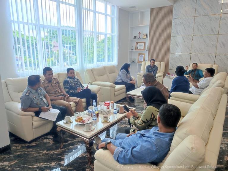 DPRD Kab Enrekang Sambangi Kanwil Kemenkum Sulsel Bahas Harmonisasi Produk Hukum Daerah