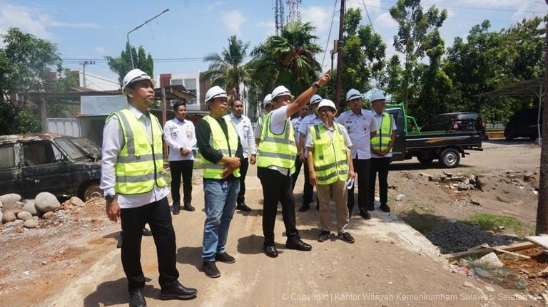 Kadivpas Kanwil Kemenkumham Sulsel Tinjau Pembangunan Tembok Keliling Lapas Kelas II B Maros