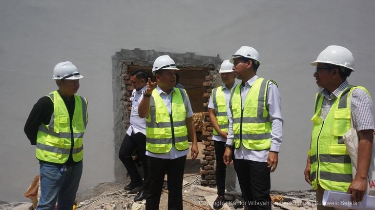 Kadivpas Kanwil Kemenkumham Sulsel Tinjau Pembangunan Tembok Keliling Lapas Kelas II B Maros1