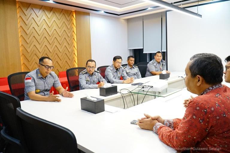 Kadivyankum Kemenkum Sulsel dan OJK Dorong Pendaftaran Jaminan Fidusia Sesuai Wilayah Objek Penjaminan1