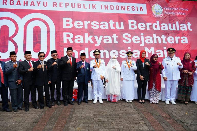 Kakanwil Andi Basmal Hadiri Detik Detik Proklamasi HUT RI ke 80 di Rujab Gubernur Sulsel2