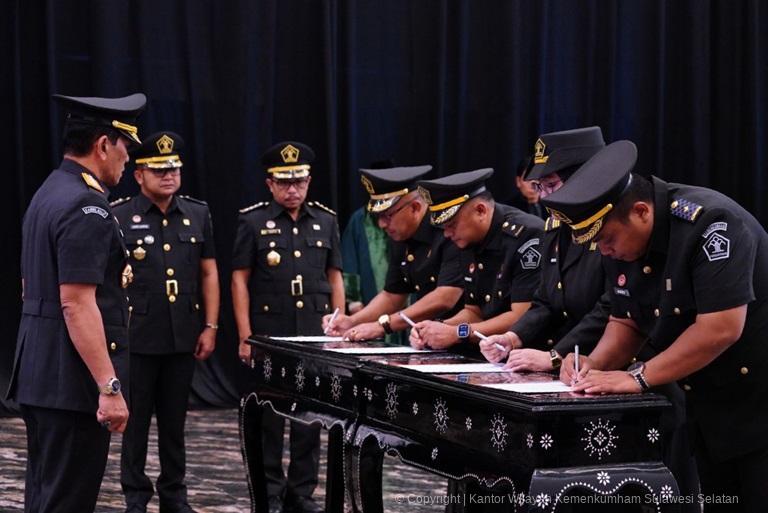 Kakanwil Basmal Lantik 8 Pejabat Non Manajerial Berikan yang Terbaik Untuk Kementerian Hukum1