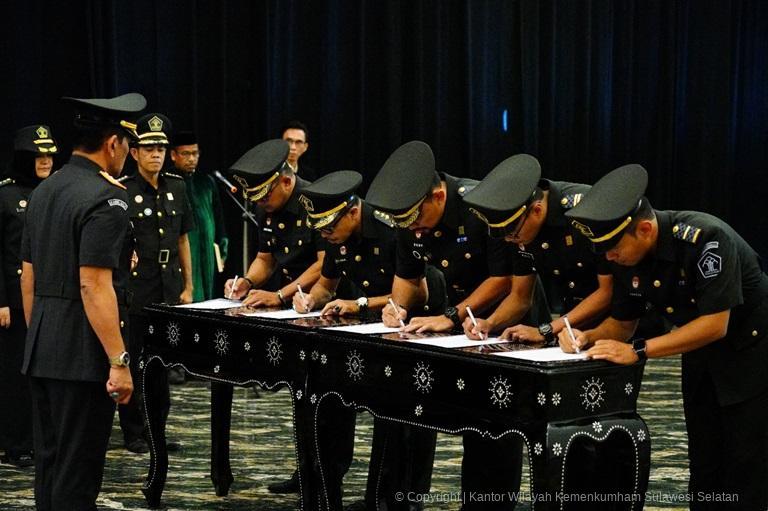 Kakanwil Basmal Lantik 9 Pejabat Menkum Sulsel Bekerja Sesuai Aturan Jaga Integritas dan Mantapkan Pelayanan Publik2