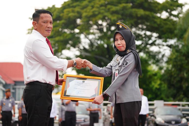 Kakanwil Kemenkum Sulsel Berikan Penghargaan ASN Teladan