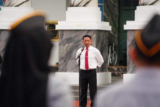 Kakanwil Kemenkum Sulsel Berikan Penghargaan ASN Teladan1