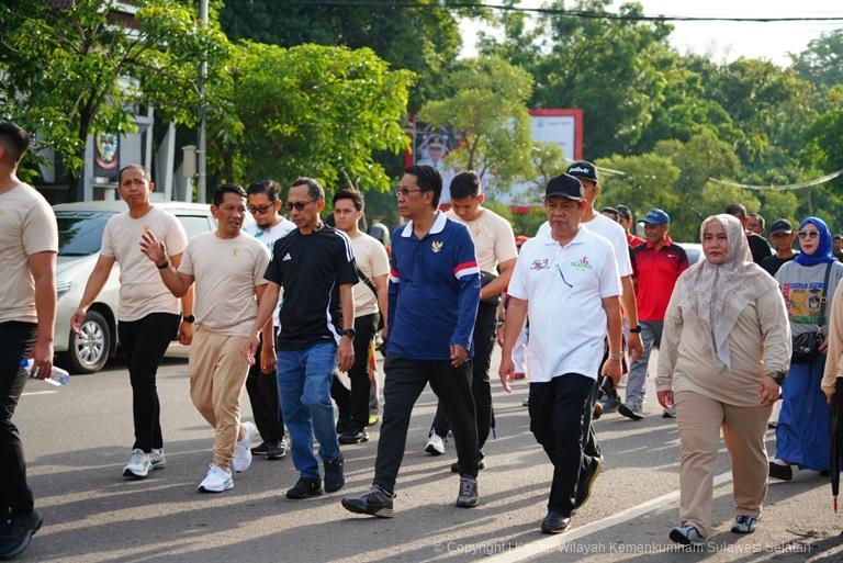 Kakanwil Kemenkum Sulsel Dampingi Menkum RI Lepas Gerak Jalan Santai FH UMI2