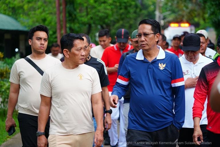 Kakanwil Kemenkum Sulsel Dampingi Menkum RI Lepas Gerak Jalan Santai FH-UMI