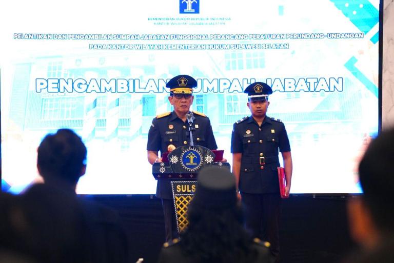 Kakanwil Kemenkum Sulsel Lantik Perancang Peraturan Perundang undangan Madya1