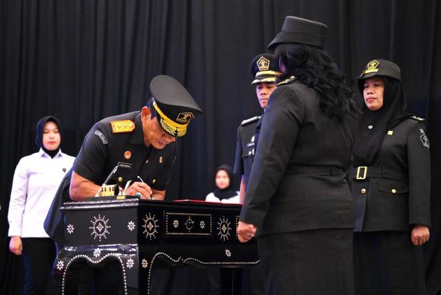 Kakanwil Kemenkum Sulsel Lantik Perancang Peraturan Perundang undangan Madya3