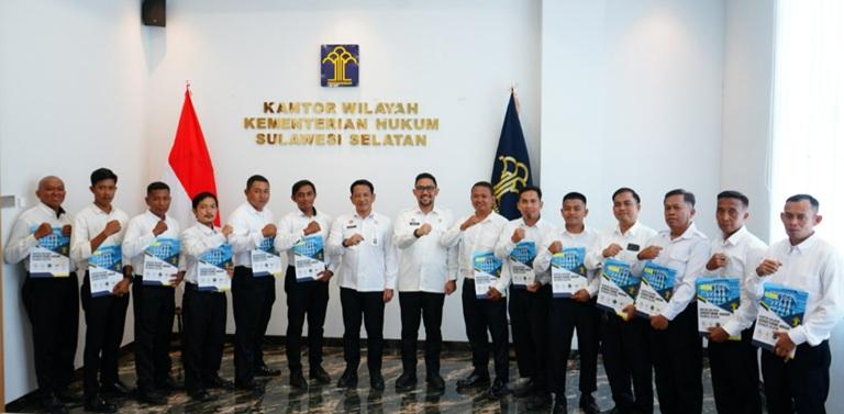 Kakanwil Kemenkum Sulsel Serahkan 13 SK PPPK Tahun Anggaran 20241