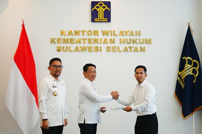 Kakanwil Kemenkum Sulsel Serahkan 13 SK PPPK Tahun Anggaran 20242