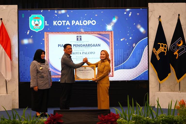 Kakanwil Kemenkum Sulsel Serahkan Penghargaan 17 KabupatenKota Capaian 100 Pembentukan Posbakum