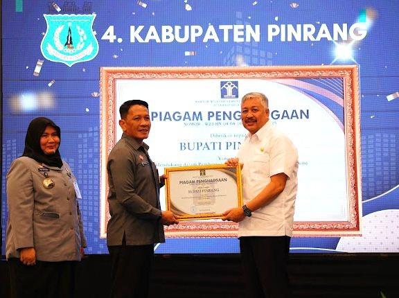 Kakanwil Kemenkum Sulsel Serahkan Penghargaan 17 KabupatenKota Capaian 100 Pembentukan Posbakum1