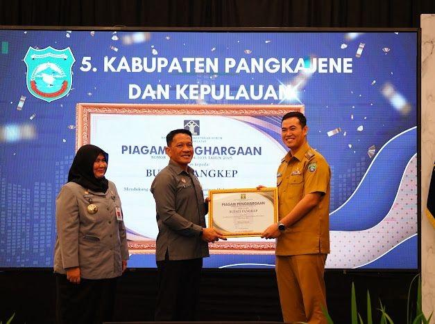 Kakanwil Kemenkum Sulsel Serahkan Penghargaan 17 KabupatenKota Capaian 100 Pembentukan Posbakum2