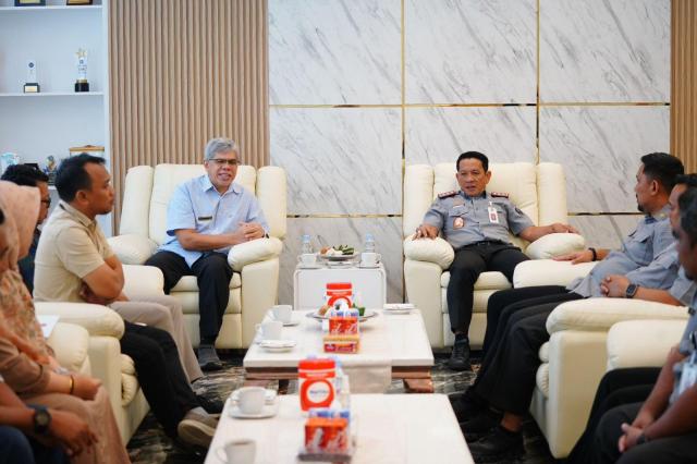 Kakanwil Kemenkum Sulsel Terima Penghargaan IKPA Terbaik Kedua dari KPPN Makassar