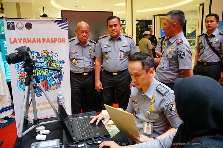 Kakanwil Kemenkumham Sulsel Tinjau Booth Layanan Paspor Kanim Makassar di TSM Makassar
