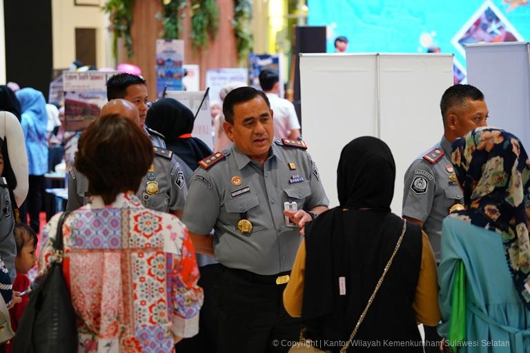 Kakanwil Kemenkumham Sulsel Tinjau Booth Layanan Paspor Kanim Makassar di TSM Makassar1