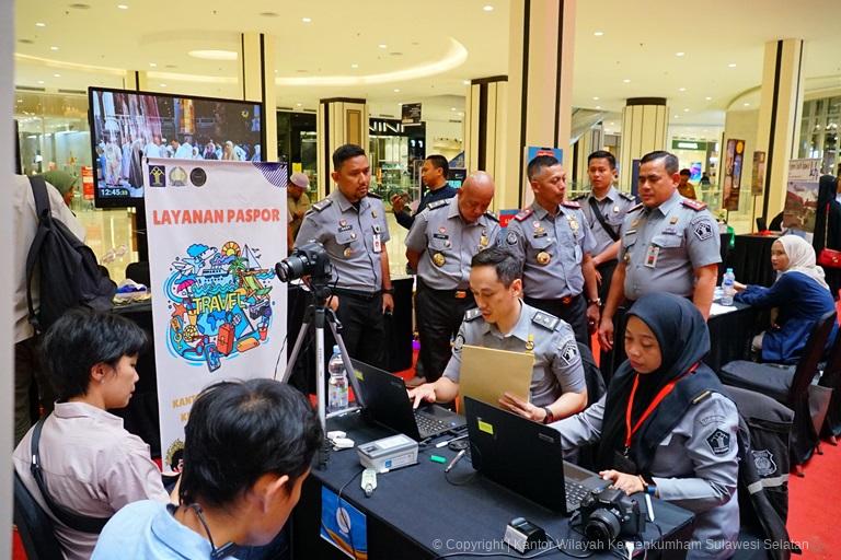 Kakanwil Kemenkumham Sulsel Tinjau Booth Layanan Paspor Kanim Makassar di TSM Makassar2