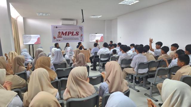 Kanwil Kemenkum Sulsel Gandeng Mahasiswa KKN Unhas Sosialisasikan Anti Bullying Bahaya NAPZA dan Judi Online di SMP Bosowa School Makassar1