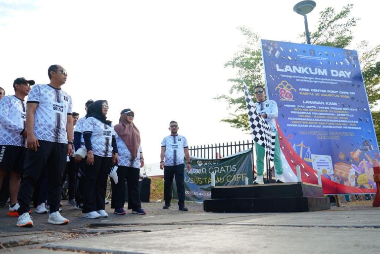 Kanwil Kemenkum Sulsel Meriahkan HUT RI dan Hari Pengayoman ke 80 Lewat Jalan Sehat di Center Point of Indonesia1