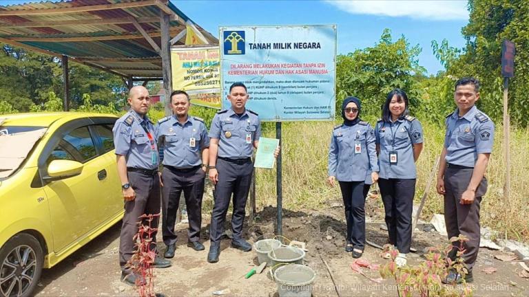 Pengamanan Aset Negara Melalui Pemasangan Papan Bicara Di Area Tanah Kanwil Kemenkum Sulsel