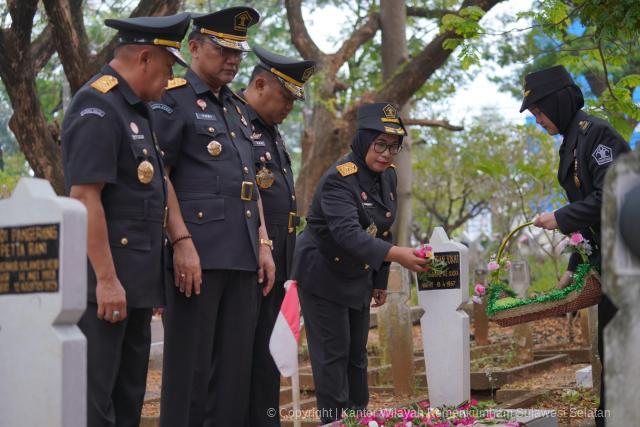 Plt. Kakanwil Kemenkumham Sulsel Didampingi Kadiv Keimigrasian dan Pemasyarakatan Ikuti Tabur Bunga Hari Pengayoman ke 79