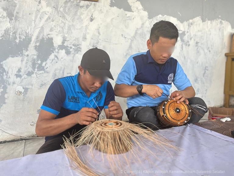 Produksi Songkok Anyam Lapas Takalar Meningkat Sebulan Mencapai 40 Buah
