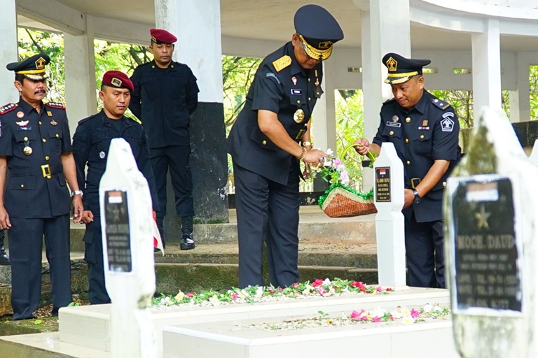 Rangkaian HBP ke 60 Pegawai Kemenkumham Sulsel Ziarah dan Tabur Bunga di TMP Panaikang1