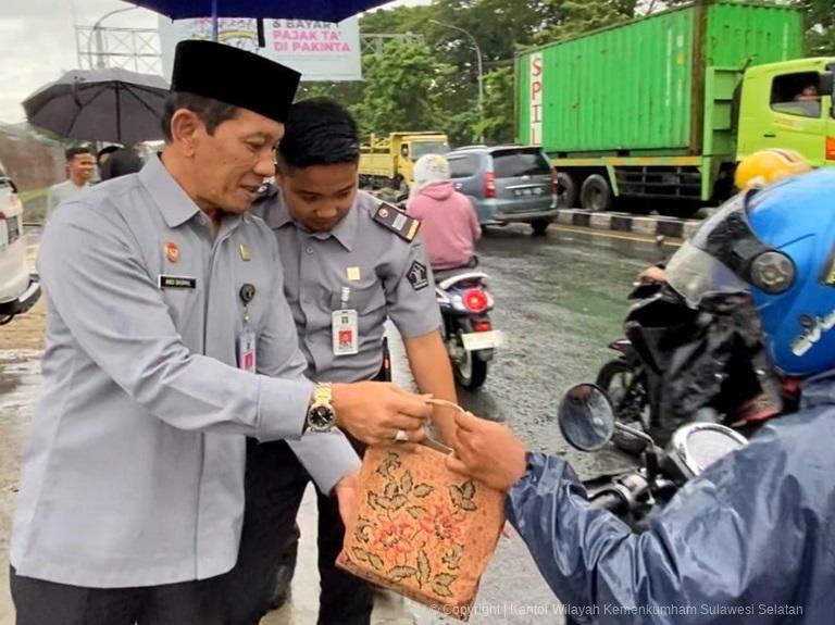 Semarak Ramadhan Kanwil Kemenkum Sulsel Berbagi Tajil Dengan Warga Sekitar