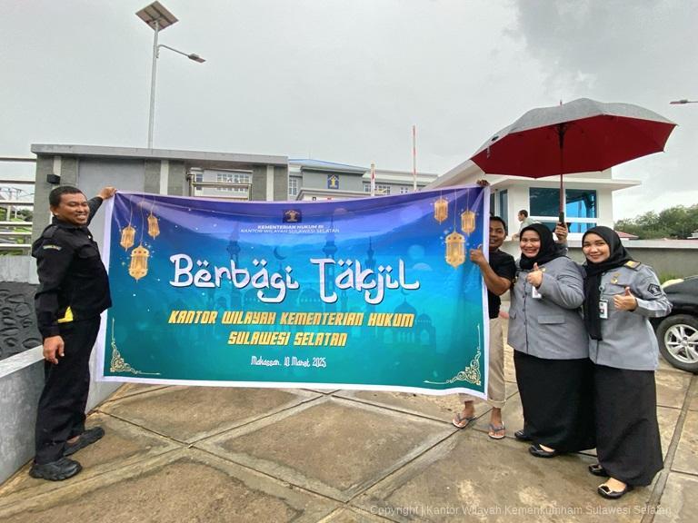 Semarak Ramadhan Kanwil Kemenkum Sulsel Berbagi Tajil Dengan Warga Sekitar1