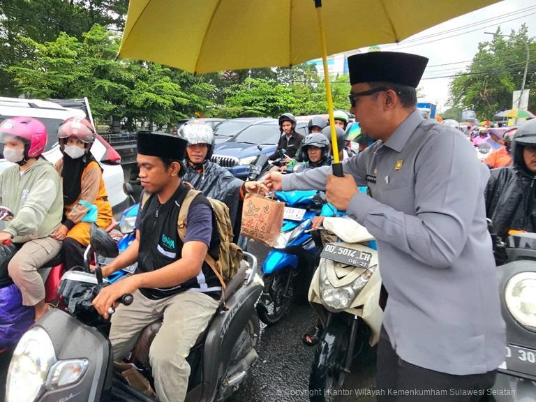 Semarak Ramadhan Kanwil Kemenkum Sulsel Berbagi Tajil Dengan Warga Sekitar2