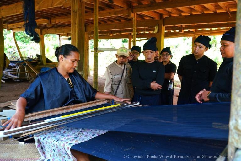 Tenun Kajang Menuju Perlindungan Indikasi Geografis Potensi Ekonomi Masyarakat Adat Kajang Semakin Terbuka